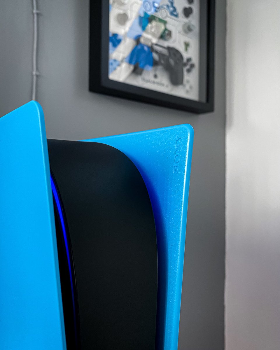 Ralexxanderr's tweet photo. I’m blue, da ba dee da ba di 💙
Here’s my PS5 with the Starlight Blue plates! W or L?

@PlayStationUK @PlayStation
#PlayStation5 #PS5 #GamingSetup https://t.co/Jd6ZpRFIPr