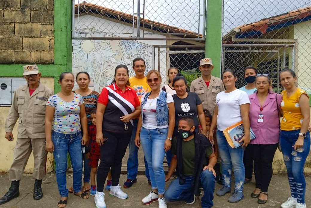 Hoy #2Jul, las Brigadas Comunitarias Militares para la Educación se encuentran desplegadas, realizando labores de reparación y embellecimiento de simoncitos, escuelas y liceos del país. Vamos con todo nuestro amor por los niños, niñas y jóvenes de la Patria.