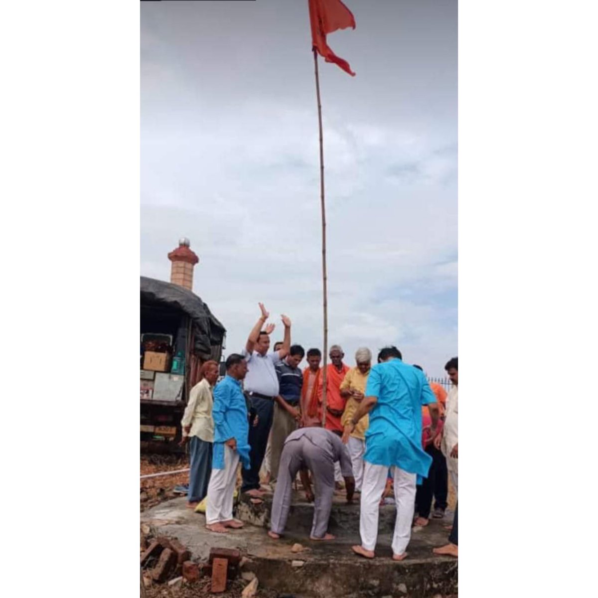 Arjun_Mehar's tweet photo. आदिवासी भील समुदाय के शहीदों की भूमि मानगढ़ धाम पर दक्षिणपंथी ताक़तों द्वारा भगवा झंडा लहराया गया है..! @PoliceRajasthan से निवेदन है कि इस झंडे को तत्काल प्रभाव से हटाएँ और उन लोगों पर कार्यवाही करें, जिन्होंने यह हरकत की है..! वरना आम्बागढ़ की तरह आदिवासी समुदाय आंदोलन करेगा..! https://t.co/Jfm4h5106M