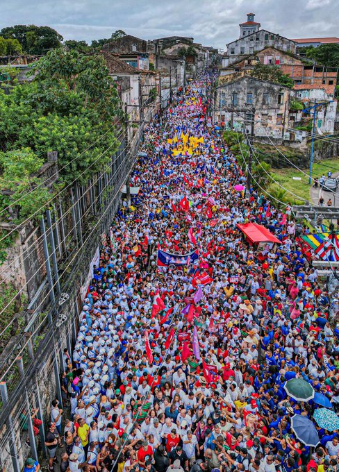 Foto do alto mostra multidão na caminhada do 2 de julho em Salvador.