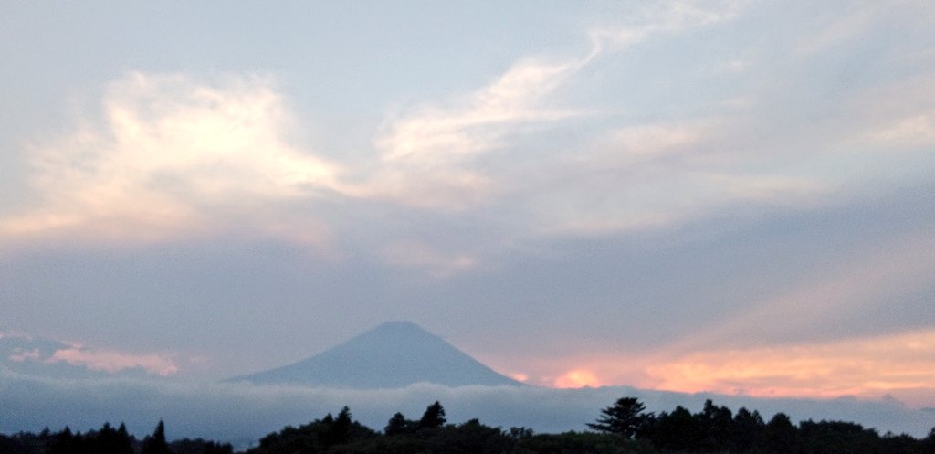 🗻富士山通信🗻 金曜日の 夕暮れの風景 明日から お天気崩れそうです☔ 気温は少し下がりそうだけど お気をつけて おすごしくださいね✨ 今日も皆さま ありがとうございます🙇‍♀ 素敵な夜を🌛