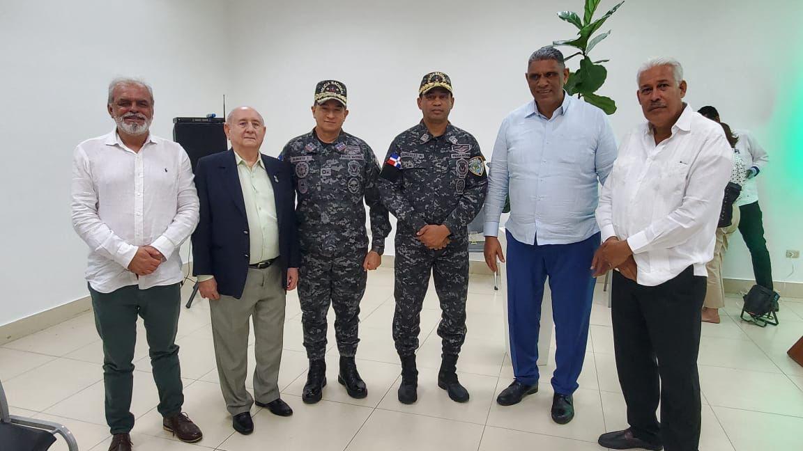 En el encuentro #Santiago con relación a la reforma policial, estuvo presente el Sr. Director Gral. <a href="/PoliciaRD/">Policía Nacional República Dominicana</a>
M/G, Eduardo Alberto Then, Gobernadora Stgo.,Lic. Rosa Santos, Pte.ACIS, Sandy Filpo, Dir.nProIndustria, Ulises Rodríguez, Comisionado para la reforma, Sr. Pepe Vila,