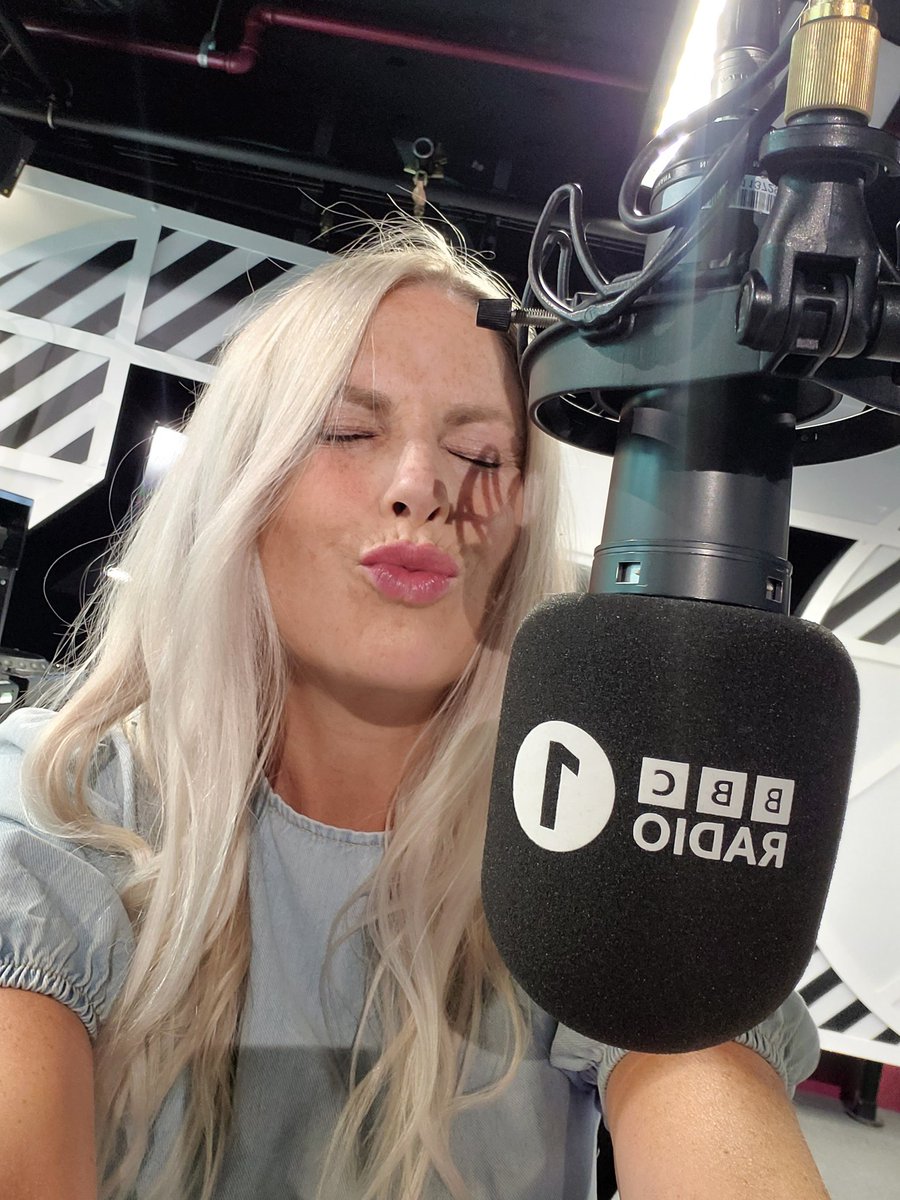 Ohhh I've missed yas ❤️ ● Set ya alarms 4pm ● Dance Anthems @BBCR1 ● 2 hours of classics, 1 hour of Todays dance tunes ● My mate @example providing the Track 2 track mix ● Hottest record from @davidguetta @NicoleScherzy @dimitrivegas @weareazteck ❤️