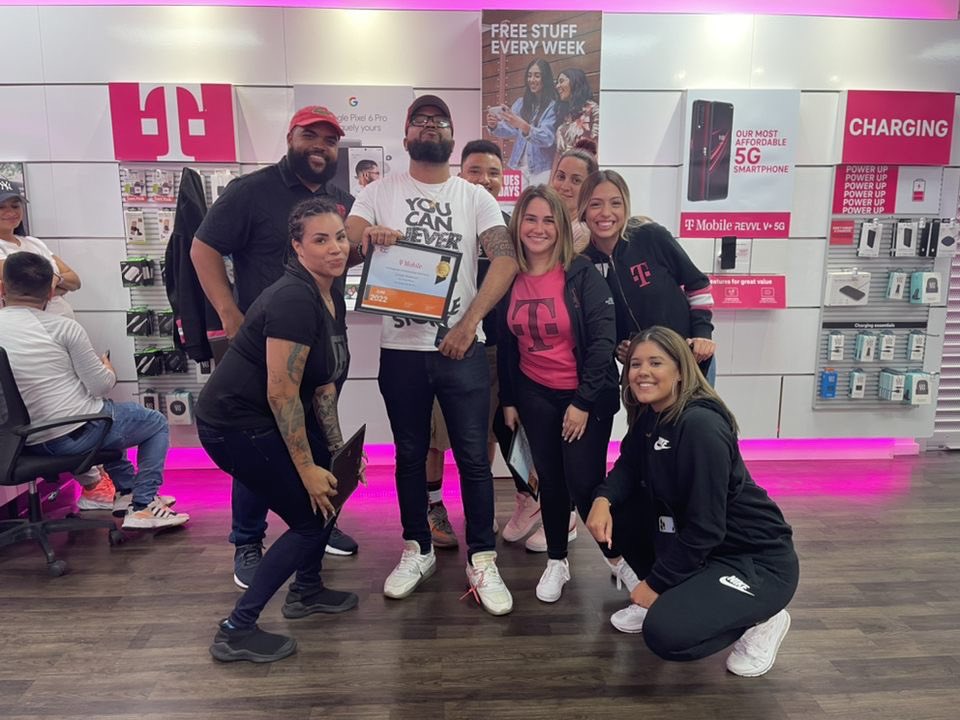 Supreme Rally was a complete success, had a great time with this amazing group of individuals. Coming in hot the second half of the year 🔥🔥🔥 #supremeteam #tccfamily #nfl2 <a href="/TCCMobile/">TCC Wireless</a> <a href="/SAmeliaTmobile/">Samantha Amelia</a> <a href="/jeidivice/">jeidi vicente</a> <a href="/FrankieETCC/">Frank</a> @prtopazTCC <a href="/BrettKennedyTCC/">Brett Kennedy</a> <a href="/AleciaStout/">Alecia Stout</a> <a href="/jaymaliktcc/">Jay Malik</a>