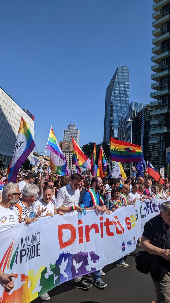 Siamo tantissimə: marciamo per i nostri diritti, per un mondo migliore, per la libertà! ✊🌈