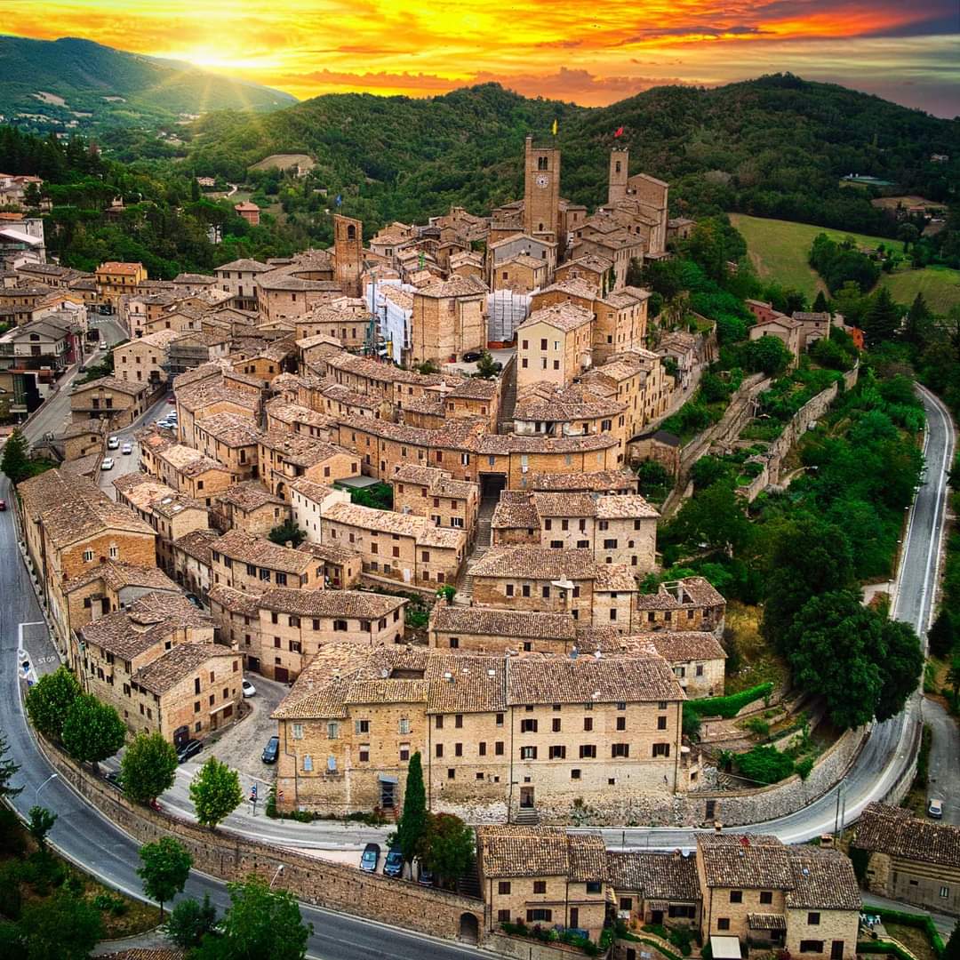 LeMarche's tweet photo. Idyllic 10 bed 4 apartment organic farm for sale €599k pool 13 acres of land vineyard only 1km national park skiing &amp; 1 of most beaut villages in #Italy #Marche #property #cooperatives #life https://t.co/hNqUcZLicQ https://t.co/MNr5beM7od https://t.co/Nn3WaNWnMk