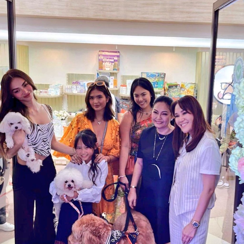 Krixhelle's tweet photo. Fur mama, Maricel Soriano her excellency at Luxuri Pets Anniv. https://t.co/5Uq6UH9i5T