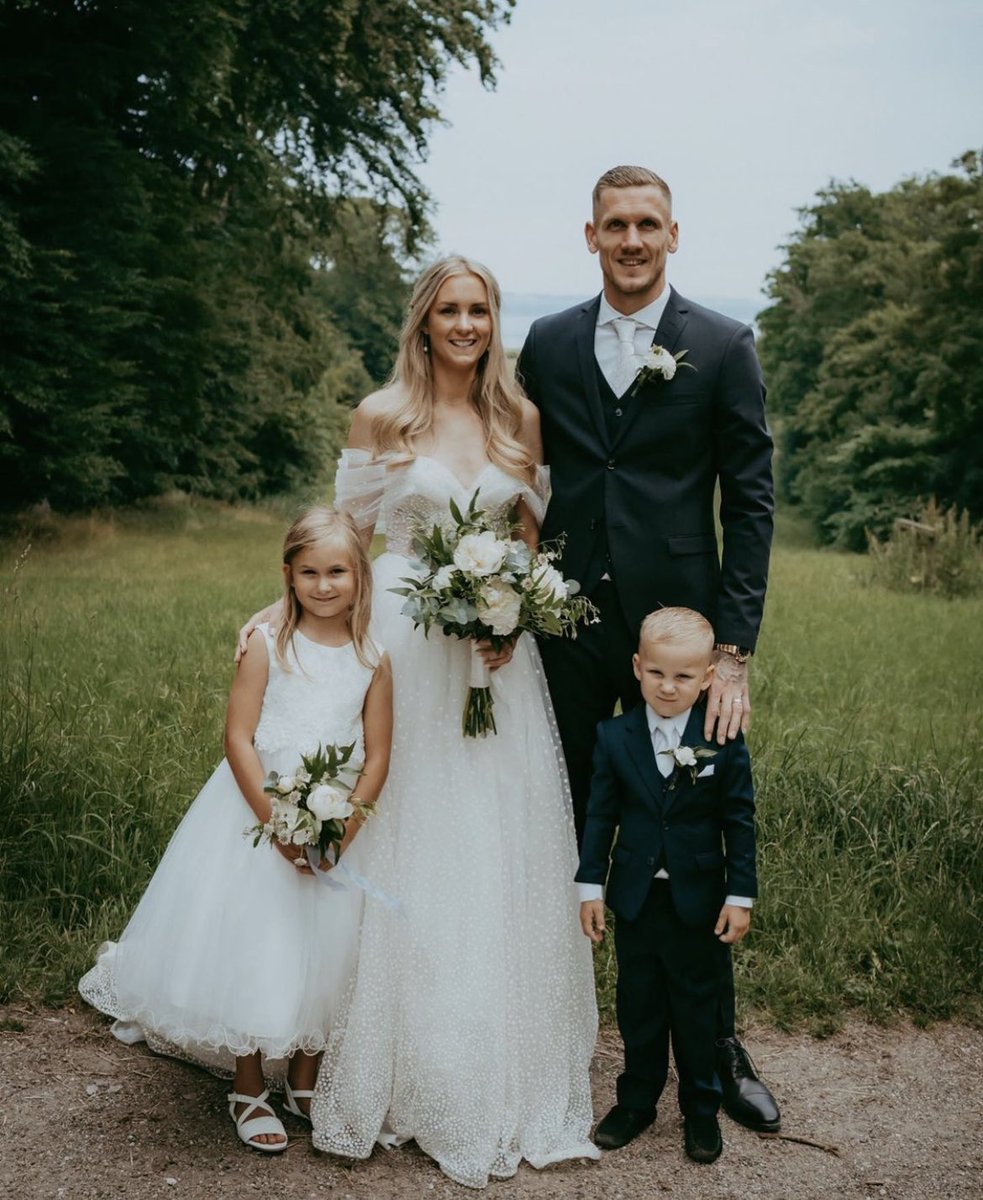 FWagsKids's tweet photo. Robin Olsen and Mia are married 🎉❤️💍
Pic: Mia Lindgren , Maria Broström
#robinolsen #mialindgren #mialindgrenolsen #aliciaolsen #alexanderolsen #astonvilla #astonvillafc #avfc #astonvillawags #astonvillakids #mariabrostromcom https://t.co/3ZVhByRRxW