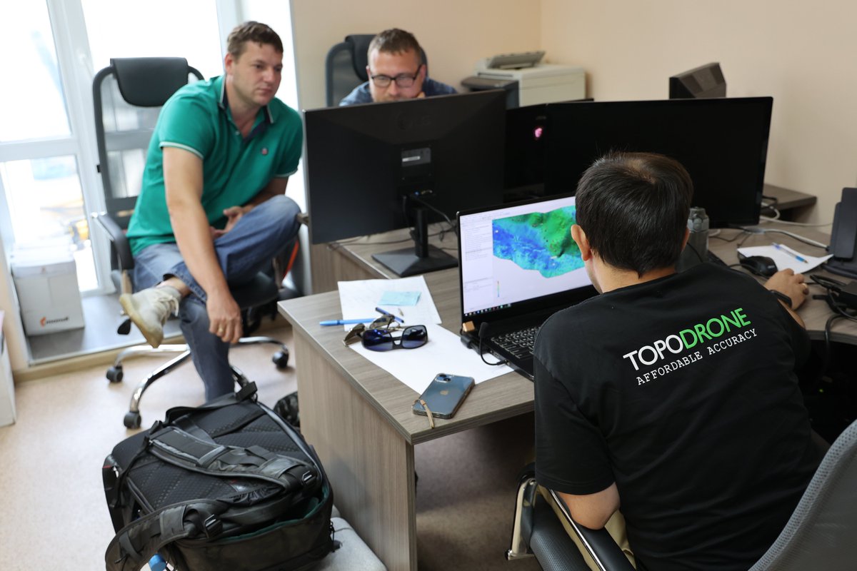 topodrone's tweet photo. The photos show the process of TOPODRONE Phantom 4 Pro v2.0+ PPK field training for an engineering company. 

TOPODRONE field training is an individual customer approach and work for the result.

#topodrone #ppk #postprocessing #lidar #survey #mapping #3dscanning #3dmapping https://t.co/mEWyvGJeNY
