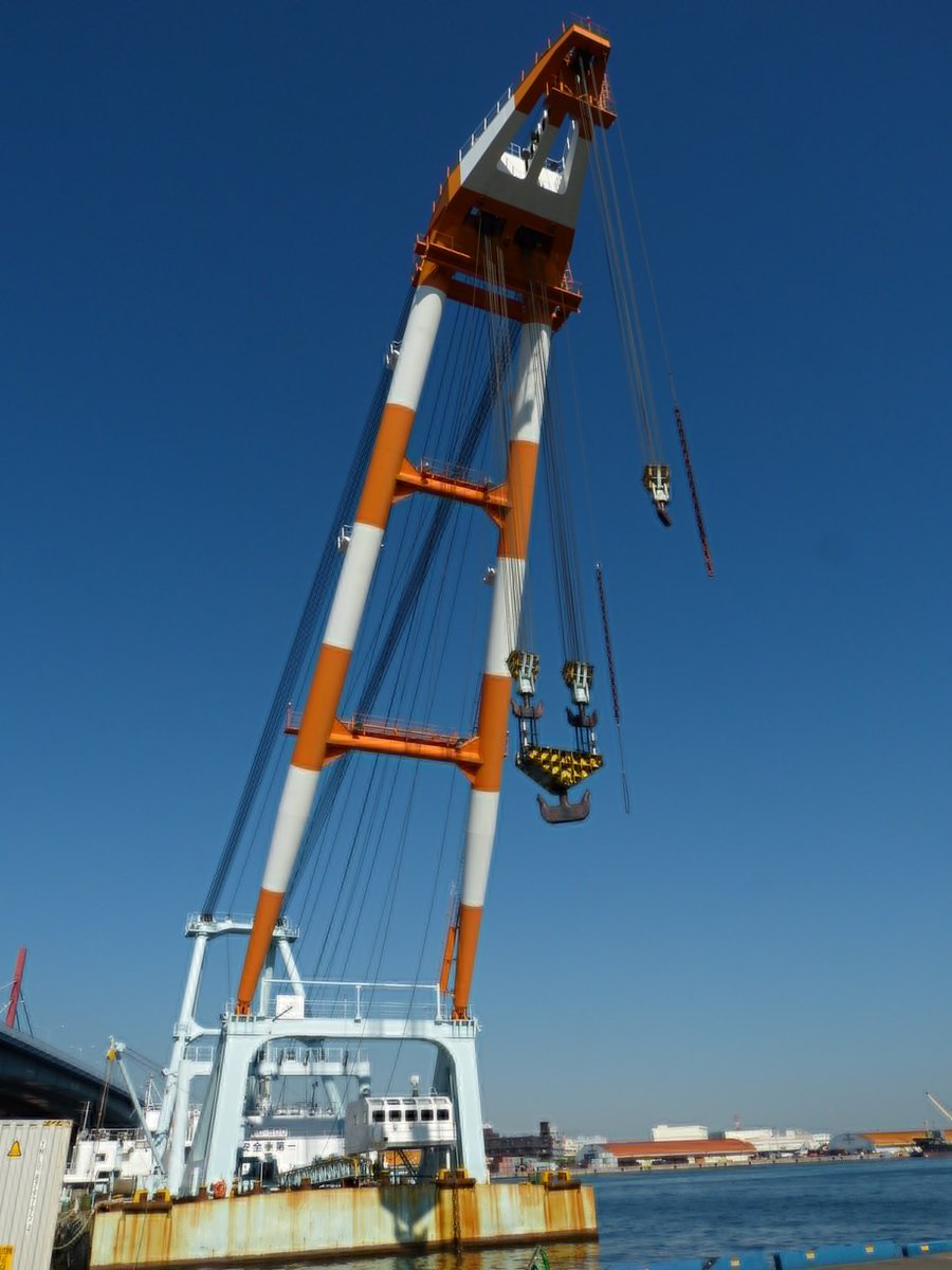 神戸港で起重機船による荷役作業を22年間、操業してきたエフ・シー・サービス株式会社さんが6月で廃業されたそうです。造船所での建造、大型貨物の船積などに貢献されてました。  阪神高速湾岸線の摩耶埠頭付近で、いつも紅白のジブを天へ掲げていたFC-500号は神戸港の ...