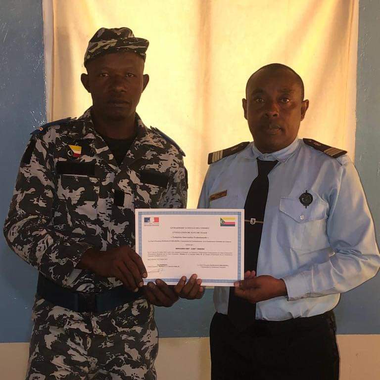 Ministere_Int's tweet photo. Le DG de la Police a participé à la cérémonie de clôture de la #formation sur les aspects #militaires d’#intervention de grande envergure. 26 stagiaires des unités de la #gendarmerie, #PIGN, #Police et #GIPN ont bénéficié de cette formation d'une semaine animée par le #GIGN https://t.co/zFOcaxfvIf