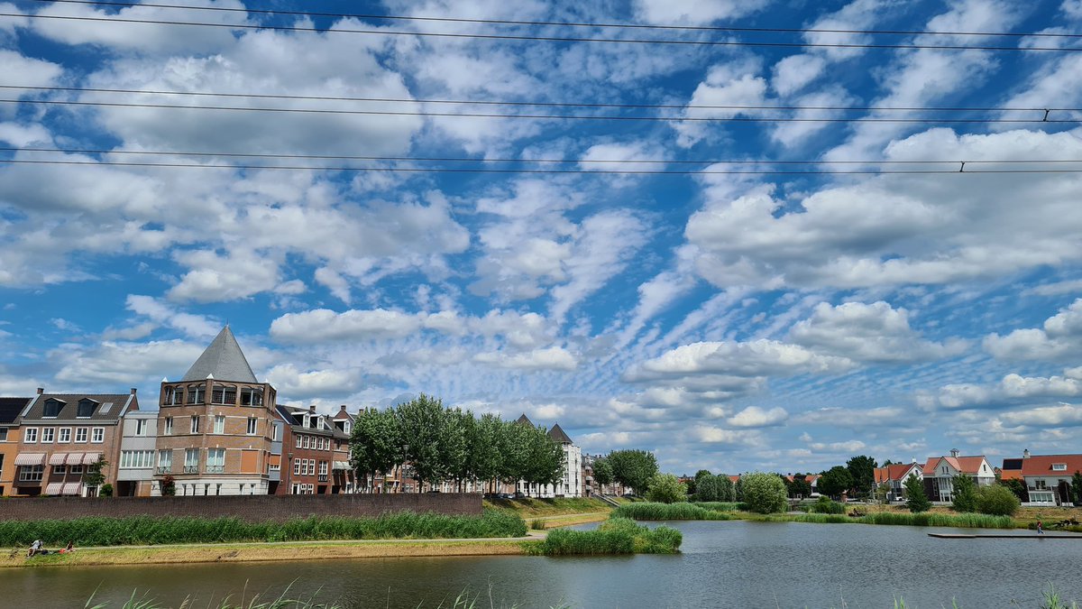 @PKuipersMunneke <a href="/GerritHiemstra/">Gerrit Hiemstra</a> <a href="/whoebert/">Ir. Willemijn Hoebert</a> is dit geen prachtige foto voor het weerbericht <a href="/NOS/">NOS</a> van vanavond? Foto is gemaakt bij de wijk Brandevoort in Helmond.