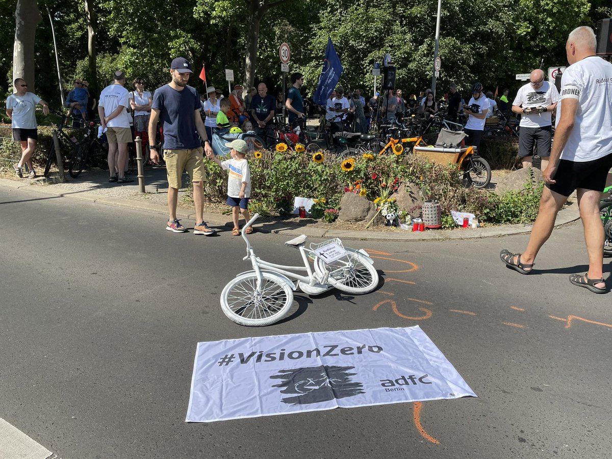 BikerPankow's tweet photo. Ein 5jähriges Kind wird tot gefahren — an einer Stelle, die mit „Achtung! Kinder!“-Schildern gepflastert ist. #Schulweg meines Sohnes. #Pankow #Wichertstraße https://t.co/KWSoYKwQsZ