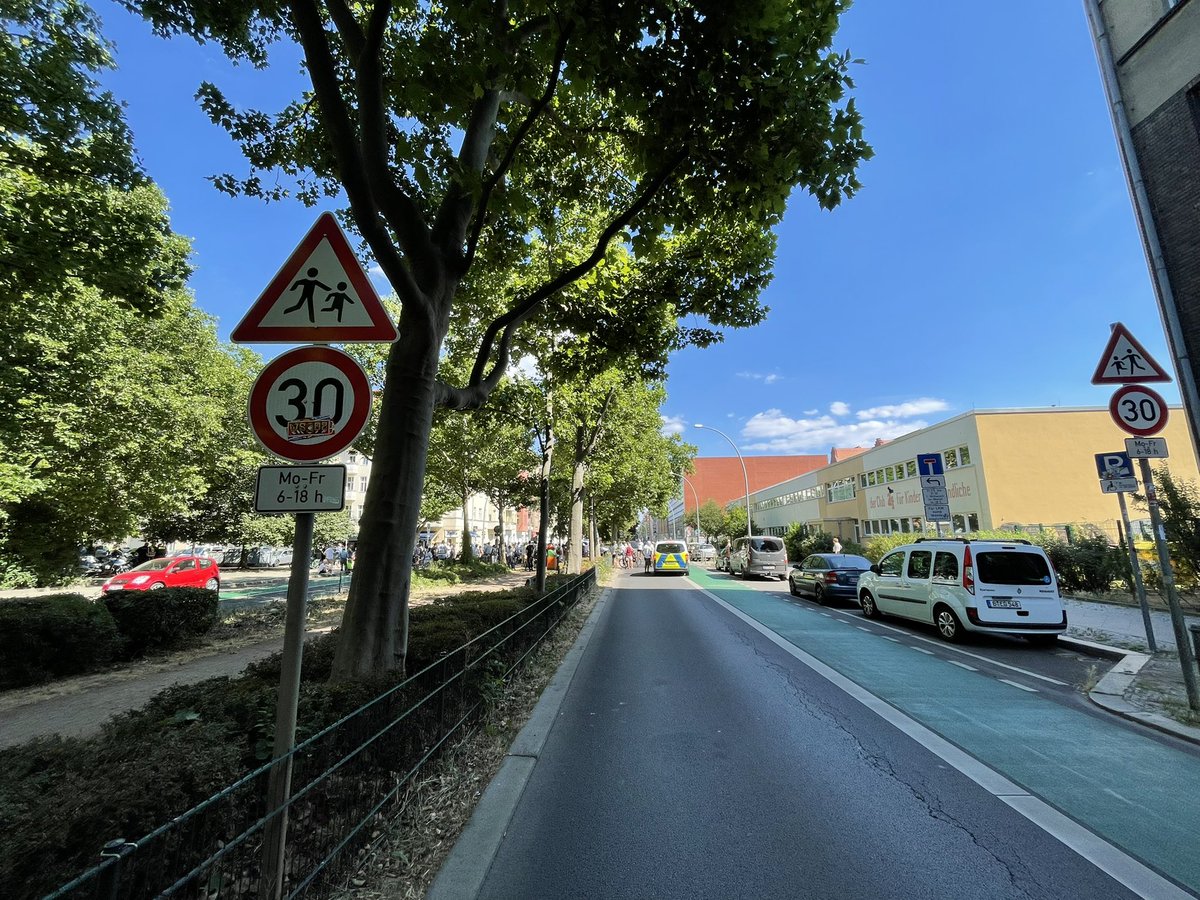 BikerPankow's tweet photo. Ein 5jähriges Kind wird tot gefahren — an einer Stelle, die mit „Achtung! Kinder!“-Schildern gepflastert ist. #Schulweg meines Sohnes. #Pankow #Wichertstraße https://t.co/KWSoYKwQsZ
