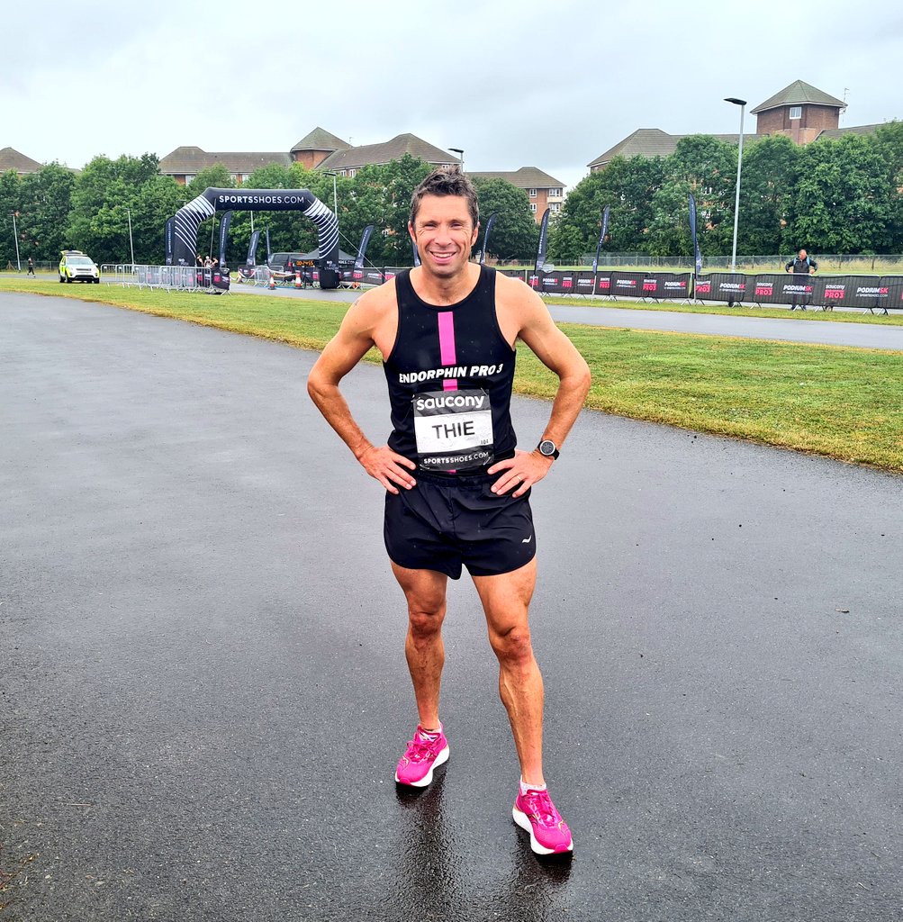 Delighted @ThomasIeuan & myself supported the brilliant @podium5k & @SauconyUK races As #saucony have been great to us 🙏 Surprised myself with 15:37- celebrating launch of the new & fast #EndorphinPro3👌 Plus fun jumping on mic 🎤 with @0liverLum for the A race👊 📷 @RunLondon