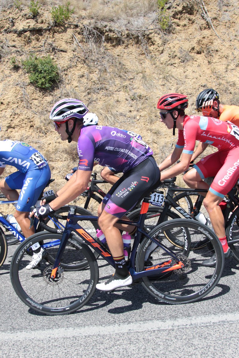 #GPTorresVedras 🇵🇹
🚴🏼‍♂️ Lo intentó <a href="/juanichupetillo/">Juan Antonio López-Cozar Jaimez ''Chupe''</a> en la subida a Serra da Vila pero no consiguió marcharse del pelotón.
🔄 Última vuelta, 10km a meta.
📸 <a href="/AlvaroCycling/">Álvaro García</a>.