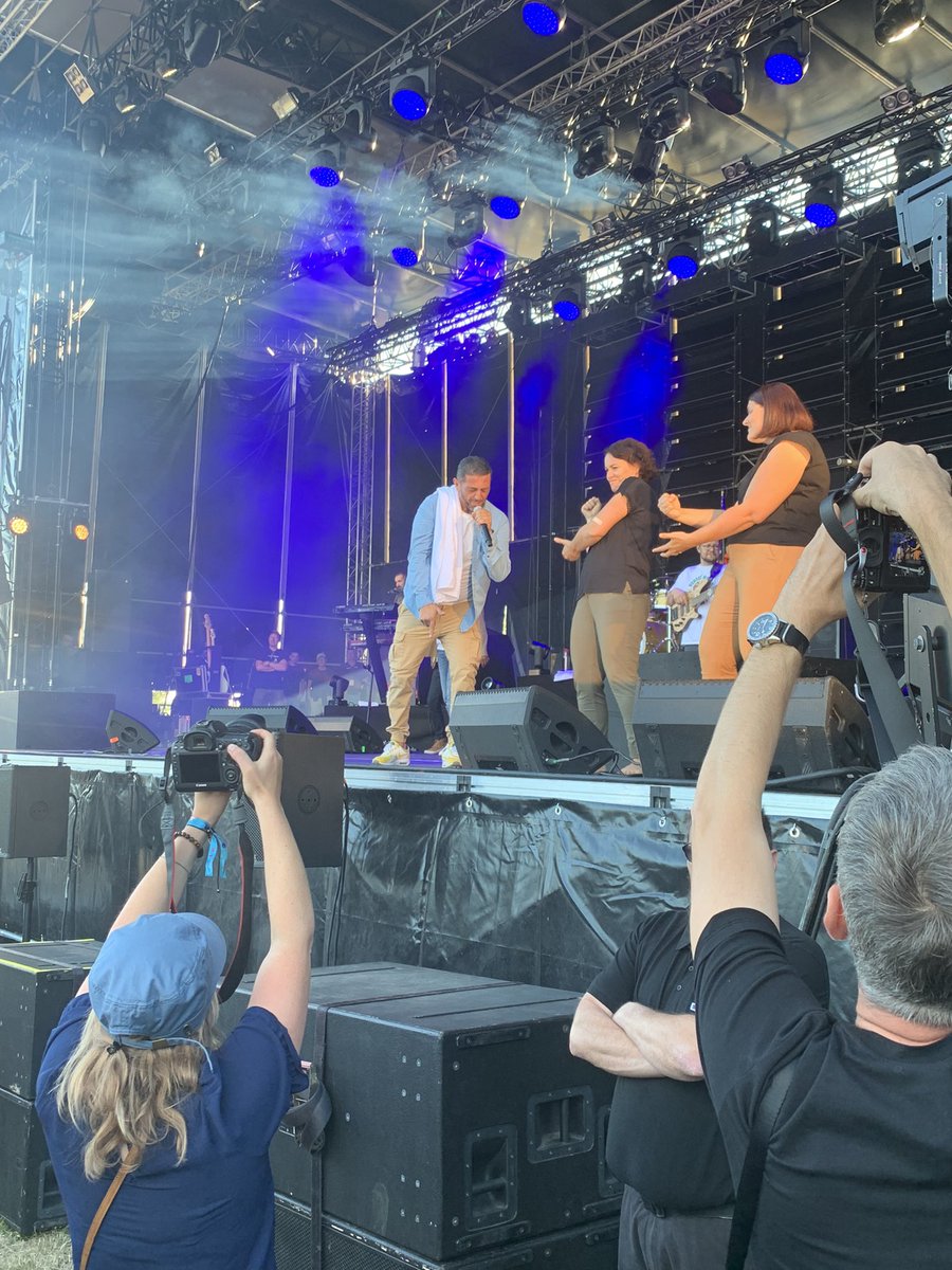 Ravie d’être ce soir au festival <a href="/AuFoinDeLaRue/">Au Foin De La Rue</a> #Mayenne . Un Festival éthique et éclectique. Merci aux 1200 bénévoles, aux organisateurs,aux deux co-présidents pour leur accueil et leur passion. Et bravo pour cette sensibilité à l’#accespourtous qui m’a beaucoup touchée !