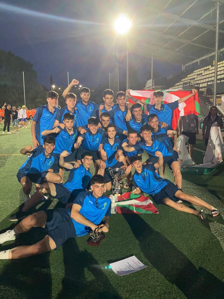 JulenBarron's tweet photo. Experiencia inigualable para finalizar la temporada 2021-2022. Txapeldunak Copa Cataluña edición 34. #shalalalalalalaooobizkaia #metele #capi https://t.co/mMMHPNznif
