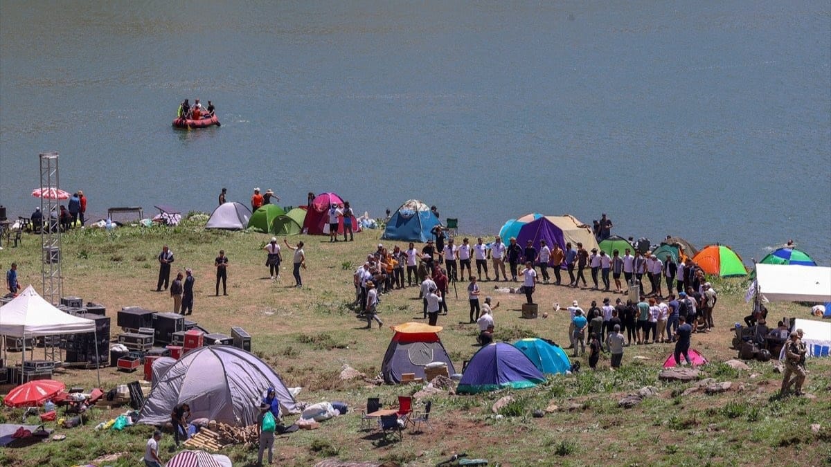 Hakkari'nin çocukları, en güzelini hakediyor.

Kim derdi ki, 
3400 metrede, Sat Buzul Gölleri'nde Doğa Sporları Festivali yapılacak... 

Fotoğraflar aşağıda... 
Helal Helal Helal 
Olsun 👏