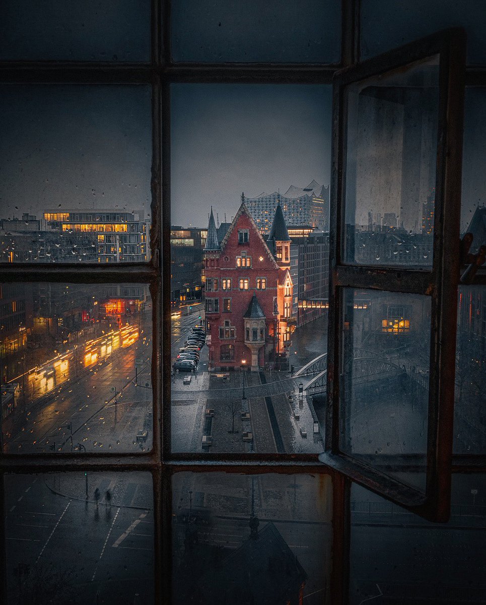 mindzeye's tweet photo. A stormy night in Hamburg 🌧 https://t.co/F81GR7iqc3