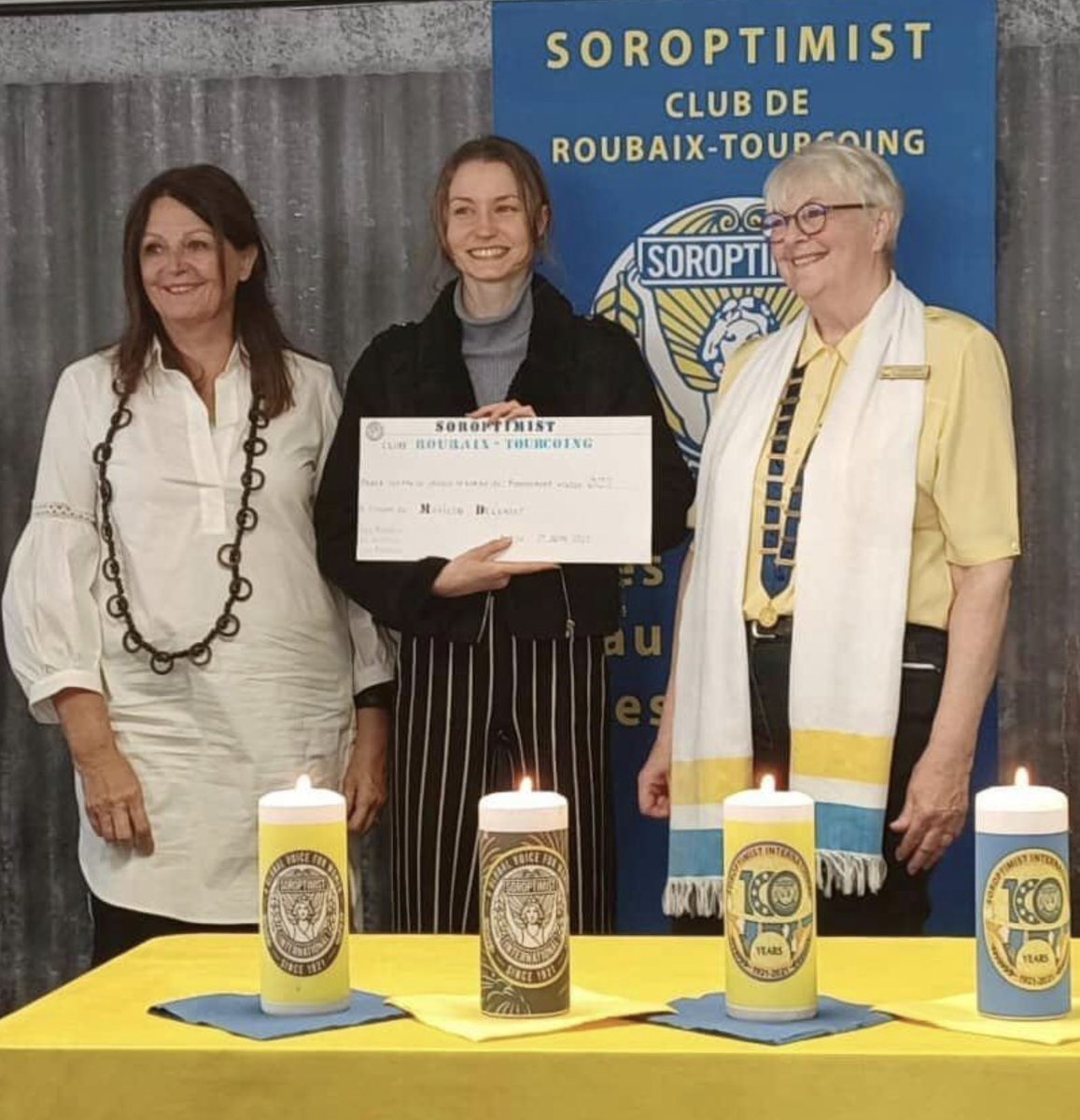 SoroptimistF's tweet photo. Remise de 3 bourses par le Club #Soroptimist de #Roubaix #Tourcoing  👉🏻 2 des boursières sont étudiantes en #ingénierie et ‘ #biotechnologie, La 3ème est étudiante en design graphique à l’#ESAAT #Education #leadership #femme https://t.co/ItFXA21V04