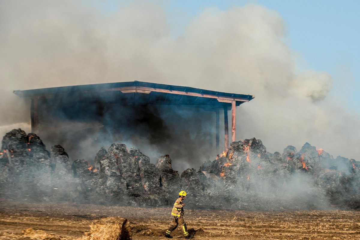 BartoGloria's tweet photo. A les 19:45 els Bombers de la Generalitat continuen treballant en un incendi que s'ha declarat aquest matí a un paller situat a una masia de Riudellots de la Selva. @Riudellots #bomers #incendi https://t.co/VSnnuAr54B