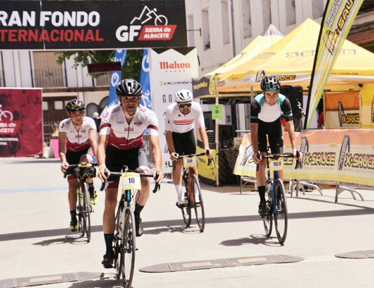 dipualba's tweet image. 🥳 #Exitazo en nuestra I #GranFondo Internacional #SierradeAlbacete con más de 5️⃣0️⃣0️⃣ participantes🚴‍♀️🚴‍♀️🚴‍♂️, como han podido comprobar en directo nuestros vpdte., @valera_fran, que ha corrido, y @jramoresAlcalde, así como nuestro diputado @DanielSancha 👌🏻.
🌐bit.ly/3NyQwYd