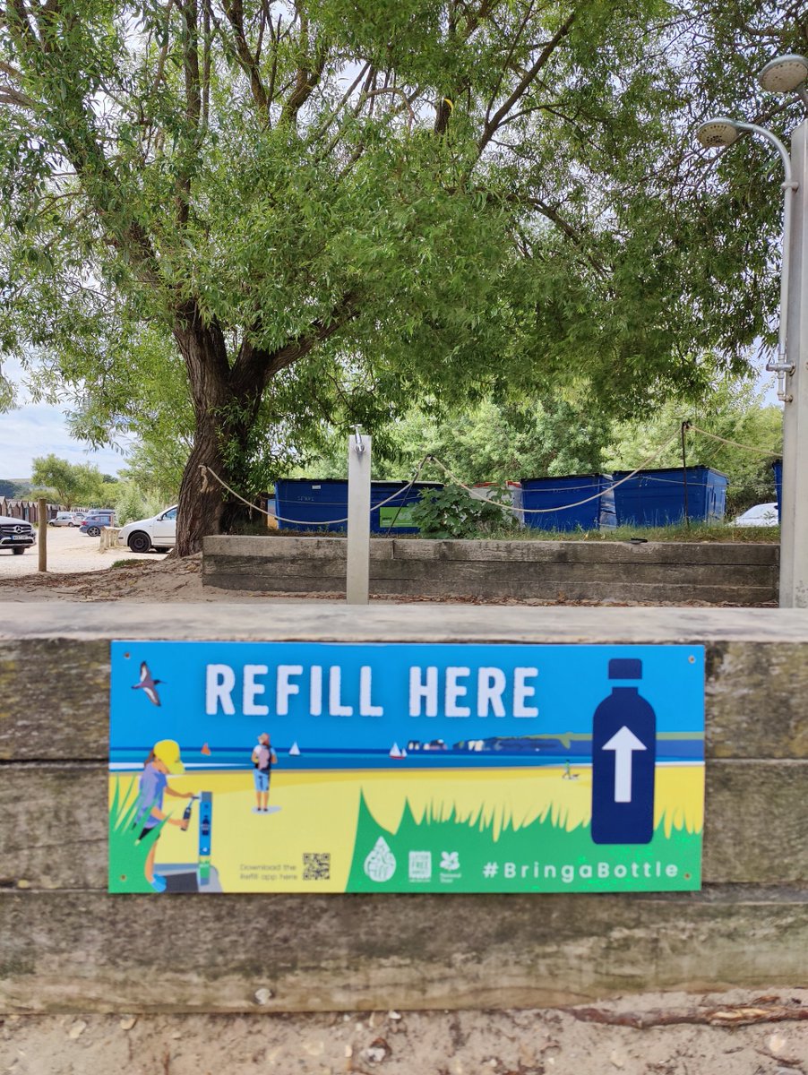 LitterFreeDrst's tweet photo. Emma and Carla have spent the day at Studland promoting the #Refill facilities at Knoll Beach. 🏖️

We popped up with a #TappyHour mocktail bar to encourage everyone to #ReduceReuseRefill and always remember to grab their #ReusableWaterBottles before heading out and about! 🚰 https://t.co/qVG6J50CIw