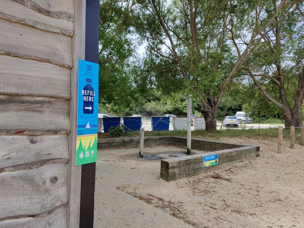 LitterFreeDrst's tweet photo. Emma and Carla have spent the day at Studland promoting the #Refill facilities at Knoll Beach. 🏖️

We popped up with a #TappyHour mocktail bar to encourage everyone to #ReduceReuseRefill and always remember to grab their #ReusableWaterBottles before heading out and about! 🚰 https://t.co/qVG6J50CIw