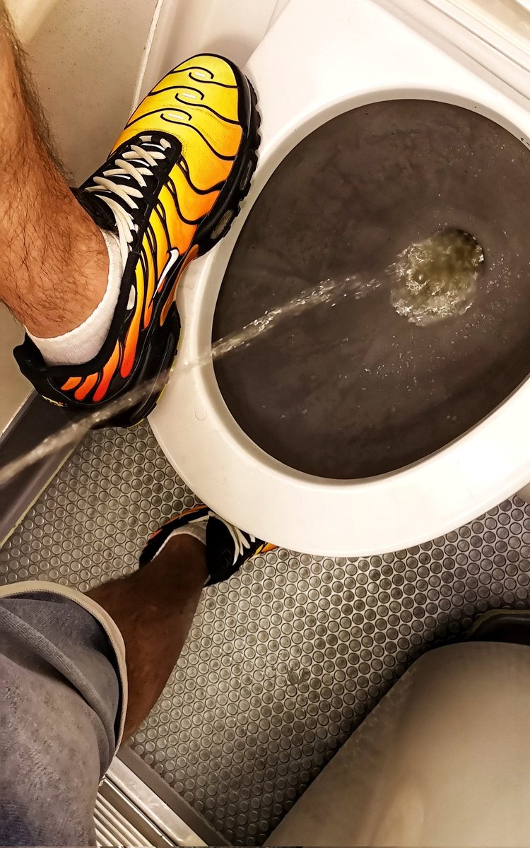 SoxSnk's tweet photo. #gaypiss #sneakerfetish #niketn #rek1 #kiffeur https://t.co/yyMv1cTeib
