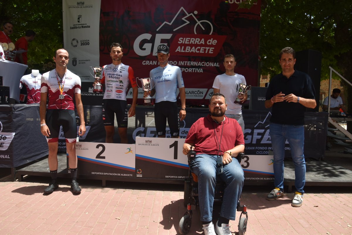 dipualba's tweet image. 🥳 #Exitazo en nuestra I #GranFondo Internacional #SierradeAlbacete con más de 5️⃣0️⃣0️⃣ participantes🚴‍♀️🚴‍♀️🚴‍♂️, como han podido comprobar en directo nuestros vpdte., @valera_fran, que ha corrido, y @jramoresAlcalde, así como nuestro diputado @DanielSancha 👌🏻.
🌐bit.ly/3NyQwYd