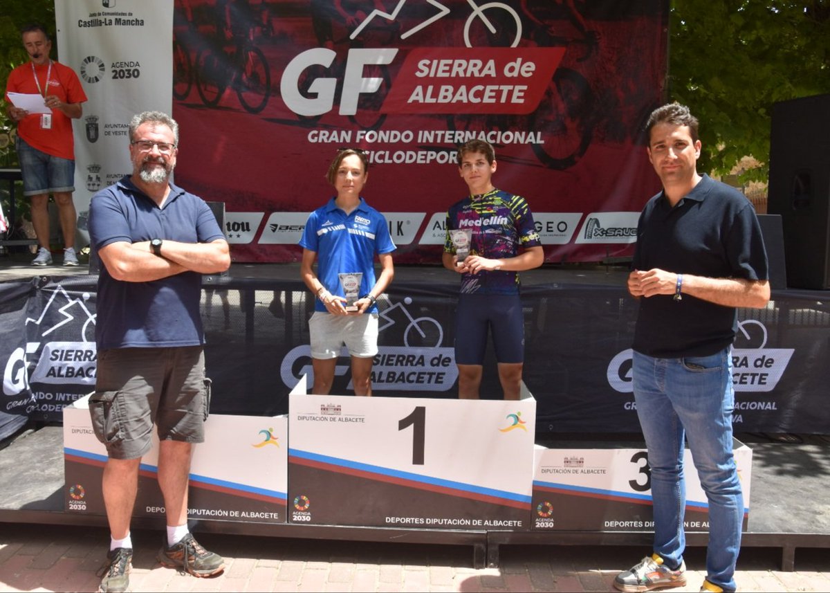 dipualba's tweet image. 🥳 #Exitazo en nuestra I #GranFondo Internacional #SierradeAlbacete con más de 5️⃣0️⃣0️⃣ participantes🚴‍♀️🚴‍♀️🚴‍♂️, como han podido comprobar en directo nuestros vpdte., @valera_fran, que ha corrido, y @jramoresAlcalde, así como nuestro diputado @DanielSancha 👌🏻.
🌐bit.ly/3NyQwYd