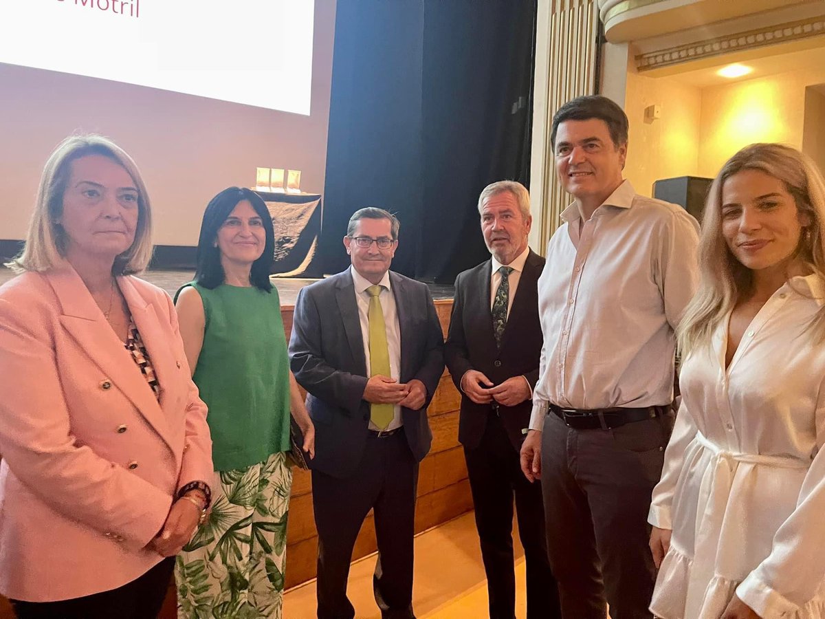 🏅MEDALLAS DE ORO DE LA CÁMARA DE COMERCIO DE MOTRIL.
Anoche en el Acto de Entrega de Medallas de Oro, en el Teatro Calderón, un emotivo acto de reconocimiento a tres expresidentes que han dejado huella en la Cámara: Francisco Ruiz, Adrián Picazo y, a título póstumo, Ángel Gijón.