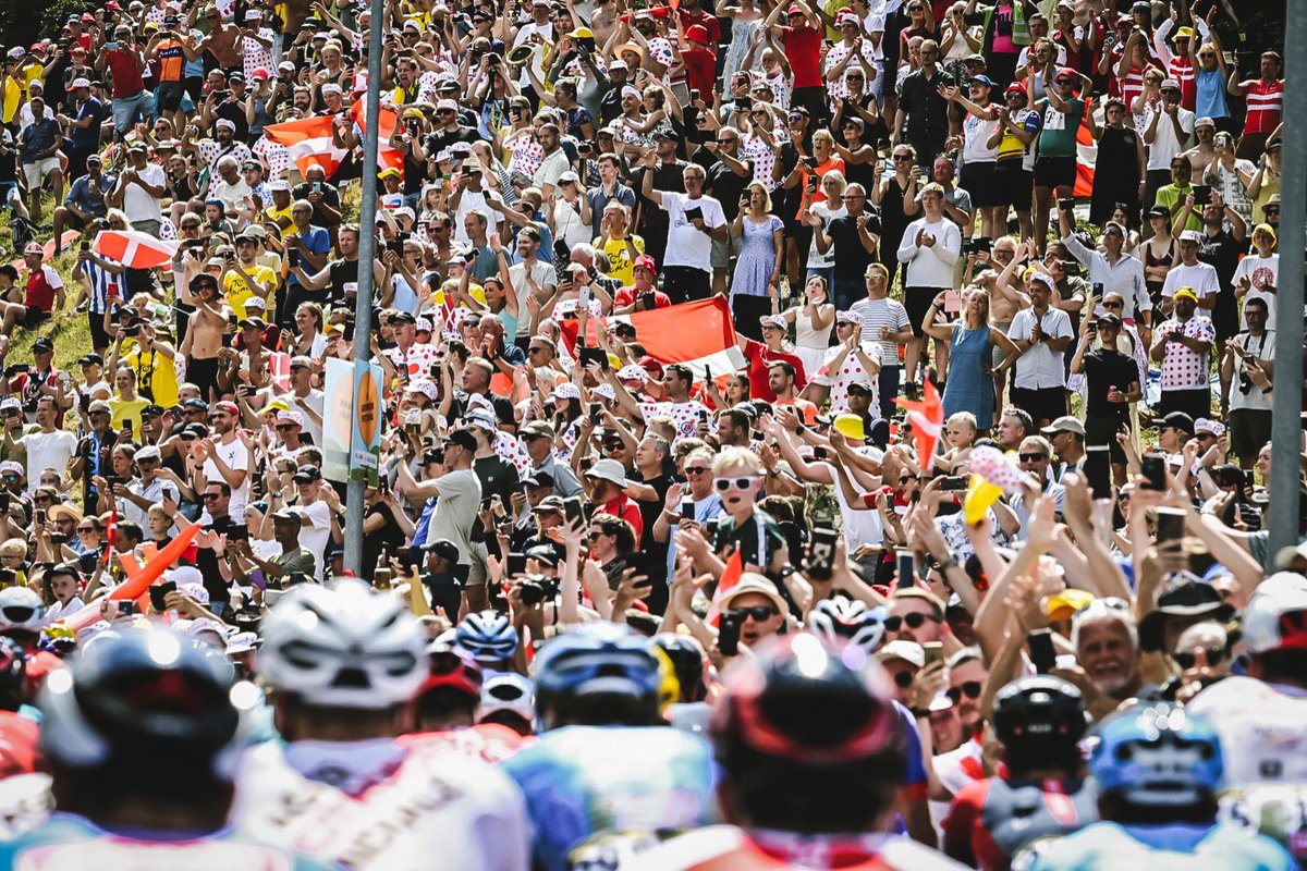 Brian Nygaard (@nygaardbn) on Twitter photo Danmark har virkelig givet Tour de France en varm velkomst. Jeg har ALDRIG set noget lignende.
Foto: <a href="/LeTour/">Tour de France™</a> Danmark har virkelig givet Tour de France en varm velkomst. Jeg har ALDRIG set noget lignende.
Foto: <a href="/LeTour/">Tour de France™</a>