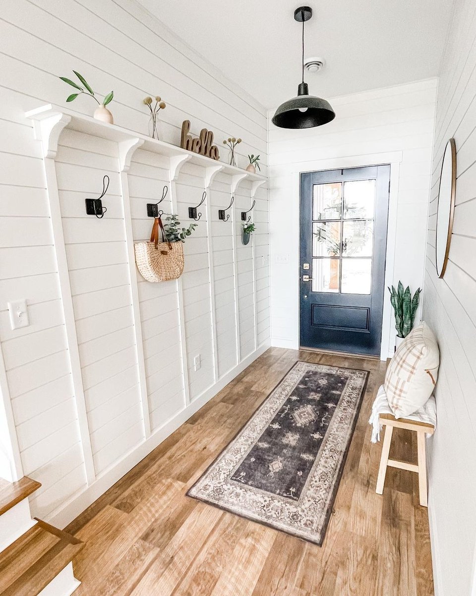 It’s hard to call this a mudroom when it looks so perfect! 

📸: @the_hoffman_homestead