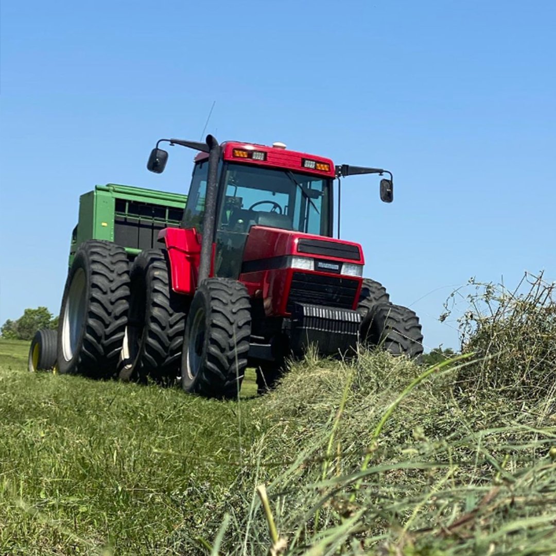KandMMfg's tweet photo. #RedTractorSaturday - Do you square bale or round bale your hay?
Photo Credit π· - IG @densbergerfarms
#CaseIH #FarmLifeBestLife #LifeOnTheFarm #FarmLife #RedTractor #ThankAFarmer #SpringAhead #HaySeason https://t.co/i1WknqJNEN