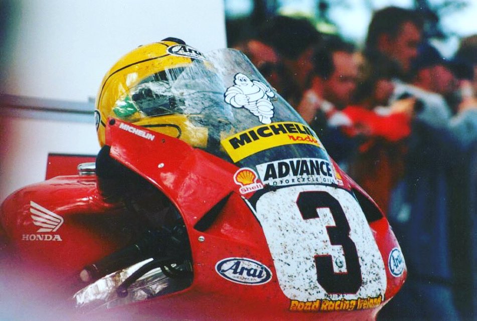 McRun262's tweet photo. The GOAT left us 22 years ago today. Here’s one of my favourites of #Joey that doesn’t have him in the photo!
.
Joey’s Flies
1996 Senior TT
.
#joeydunlop #hondabritain #isleofmanttraces #araihelmet #hrc #rc45 https://t.co/ljjMjwF43C