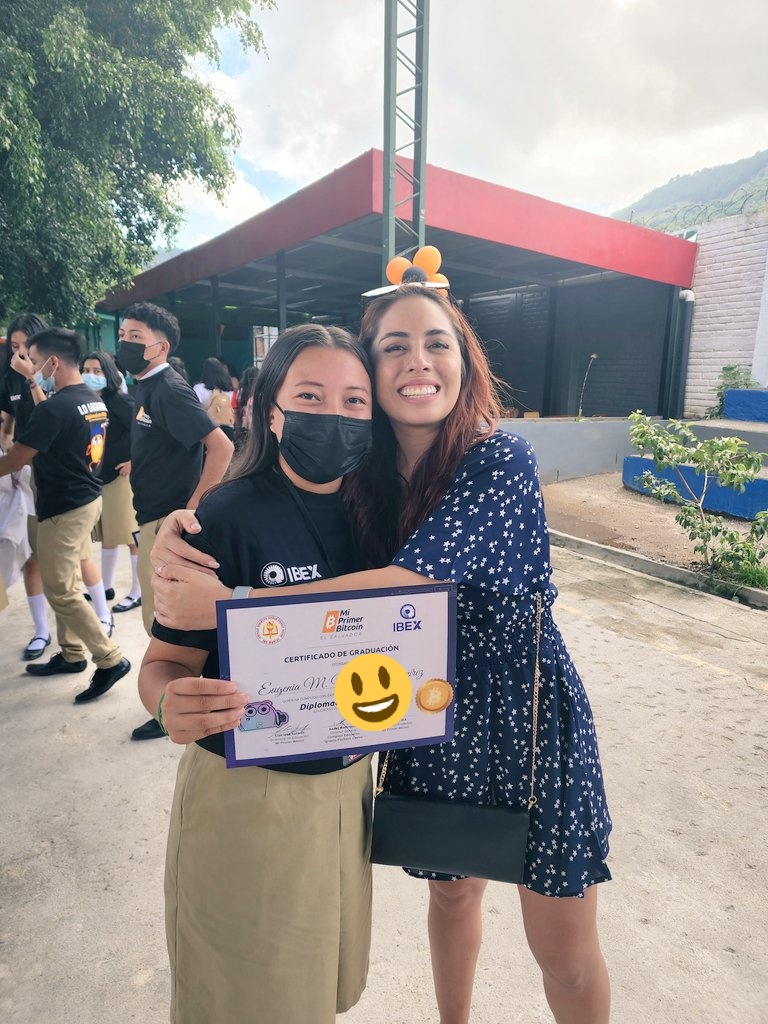 EsLorenaOrtiz's tweet photo. Y al mismo tiempo, desde mi perspectiva, abrir el panorama de estos alumnos para que tomen conciencia sobre la importancia de #Bitcoin a nivel global, que El Salvador cuenta con todo el apoyo de la comunidad bitcoiner y que lo que están haciendo está cambiando el mundo. https://t.co/MvYRn0FaCM