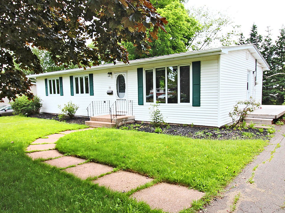 PEIForRent's tweet photo. New Sales Listing:
Move-in ready, spacious &amp; sunny 3BR home in desirable Spring Park location in #Charlottetown. Mature treed lot on tree-lined street, just minutes to shopping, dining, parks, downtown City Centre &amp; waterfront.

Details: https://t.co/MDJD9w1xbn

#PEI #RealEstate https://t.co/tCHr0mhHV6