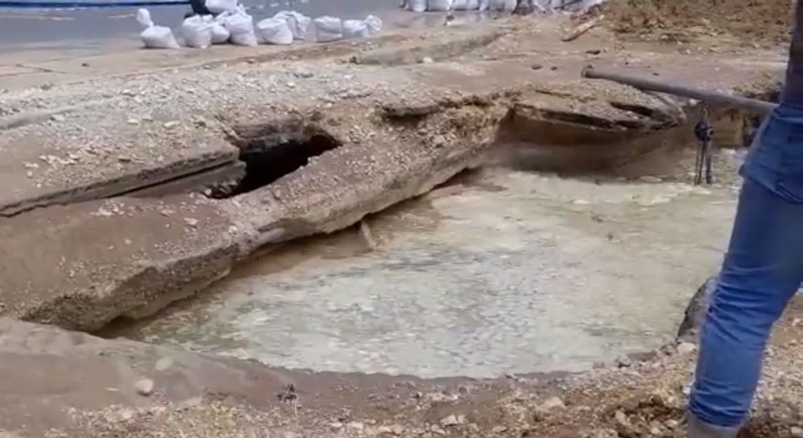 يستمر انقطاع المياه عن بيروت للأسبوع الثاني بسبب تعطّل خط النقل من محطة ضبيّة.
وكنا قد طالبنا مراراً بإصلاح الشبكة وإنشاء خطوط جديدة للمياه حتى لا تعتمد العاصمة على خط واحد. لكن وزارة الطاقة ومؤسسة مياه بيروت هدرا الأموال على السدود الفاشلة، تاركين شبكة المياه عاجزة ومهترئة!