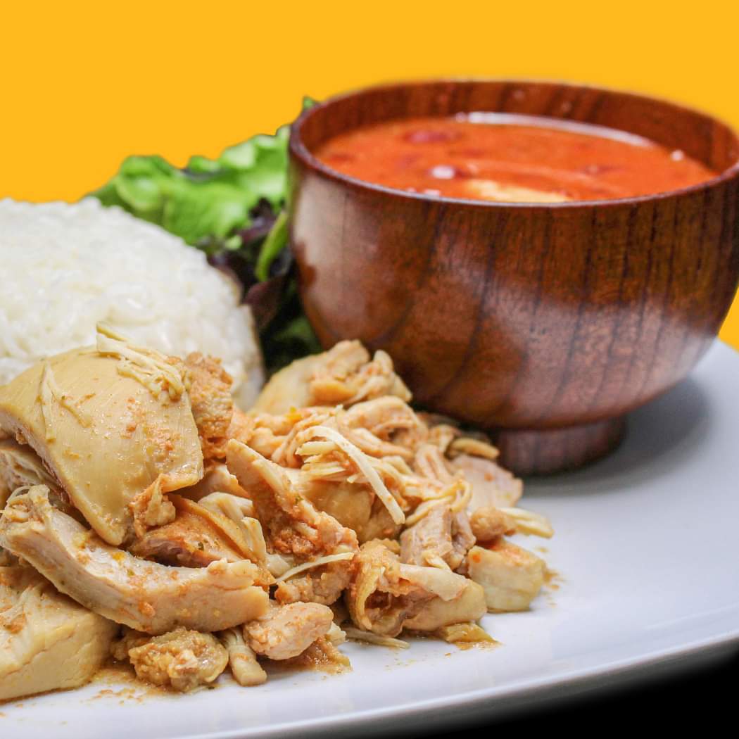 Pollo a la criolla con arroz &amp; habichuelas