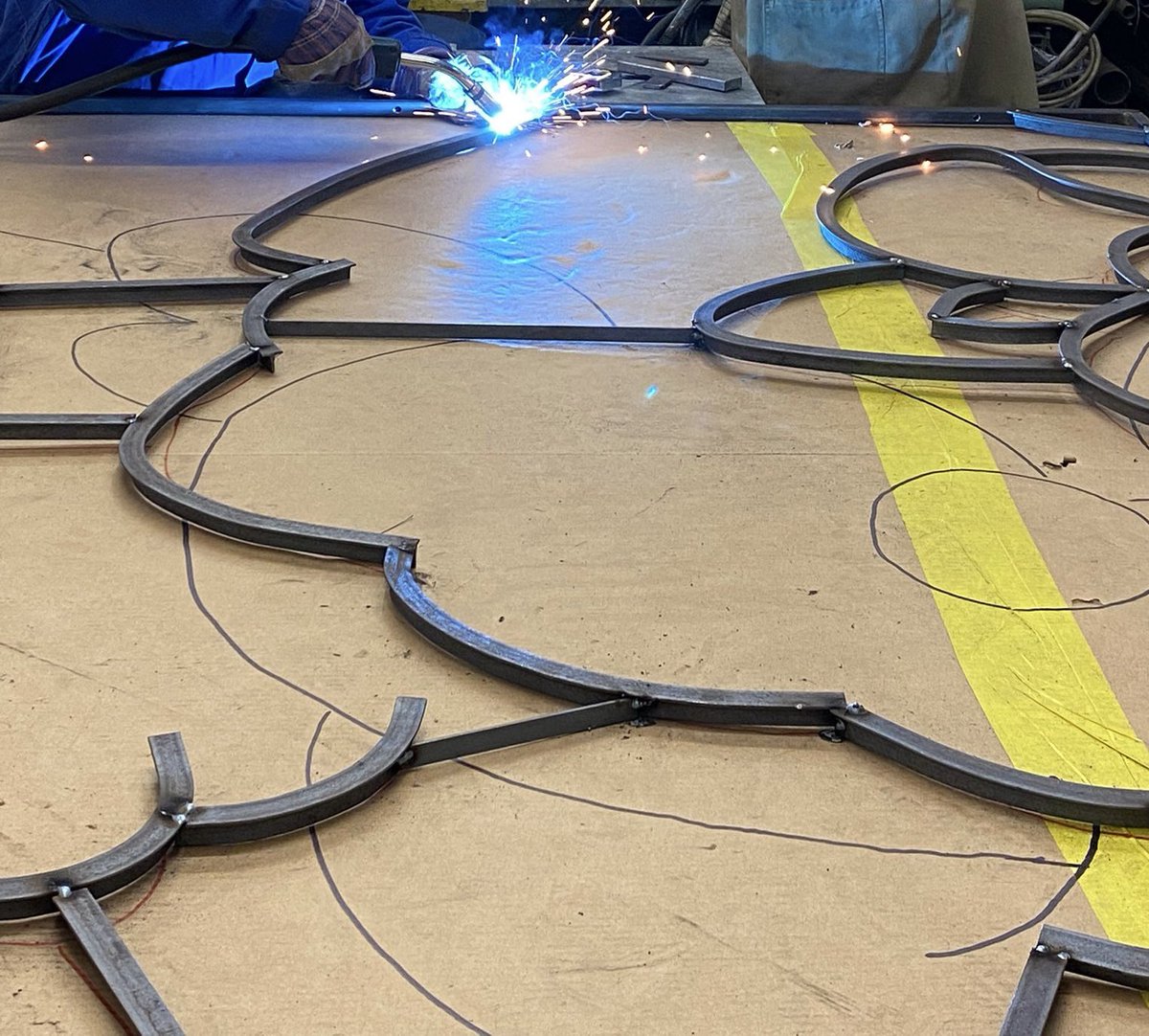 Lichtjesroute's tweet photo. 💡Er worden weer wonderschone zaken gemaakt in de diverse ruimtes binnen onze school….we tellen af naar het startschot voor de opbouw van editie 2022! #trotsopallevrijwilligers #samendoen #LedThereBeLight💡 https://t.co/qjTIzItkKz