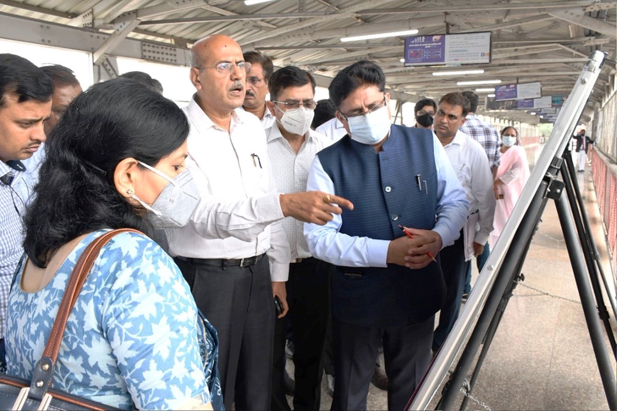 drm_lko's tweet photo. 1/2
आज दिनांक 02-07-22 को अध्यक्ष एवं सी.ई.ओ.,रेलवे बोर्ड, नई दिल्ली,श्री विनय कुमार त्रिपाठी का लखनऊ आगमन हुआ, उन्होंने उत्तर रेलवे, लखनऊ चारबाग रेलवे स्टेशन का निरीक्षण किया। @AshwiniVaishnaw
@RailMinIndia https://t.co/p1qA2cOPOd
