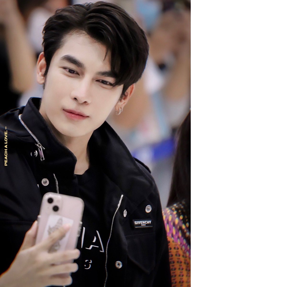 Mei220220's tweet photo. 𝚂𝚘 𝚑𝚊𝚗𝚍𝚜𝚘𝚖𝚎 👦🏻,,,, 
____
✨✨✨✨✨

@MSuppasit #MewSuppasit 
#Mew오빠to한국 https://t.co/Q7QWxgaqwP