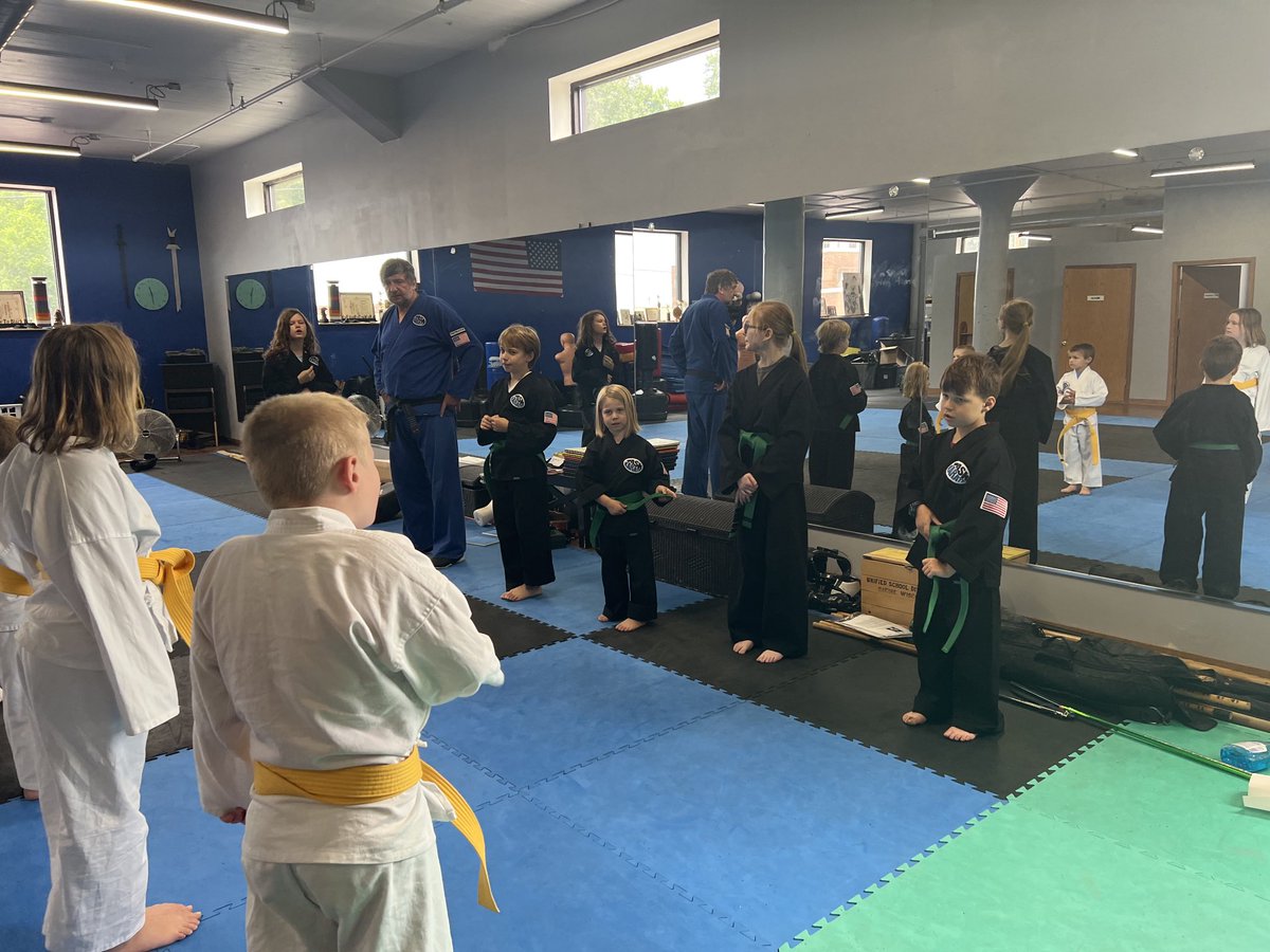 KarateTask's tweet image. Ms. Yehle is losing her position as helper! Thanks to all our wonderful Task students who are helping their friends learn!