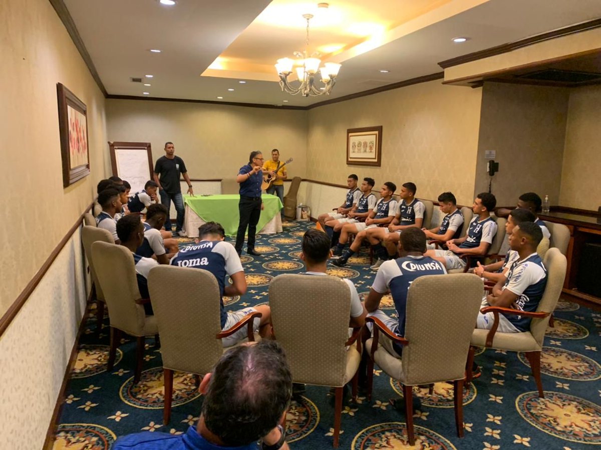 abustamantepf's tweet photo. Orgulloso de compartir siempre con las personas que trabajan arduamente en silencio para conseguir objetivos!! Utileros ,Conductores,Cuerpo medico  Gerencia,Cheff, encargados de sesiones de Coaching, profes de Centros Pilotos..etc. GRACIAS!! seria imposible sin ustedes!! https://t.co/xvCmNOAVEv