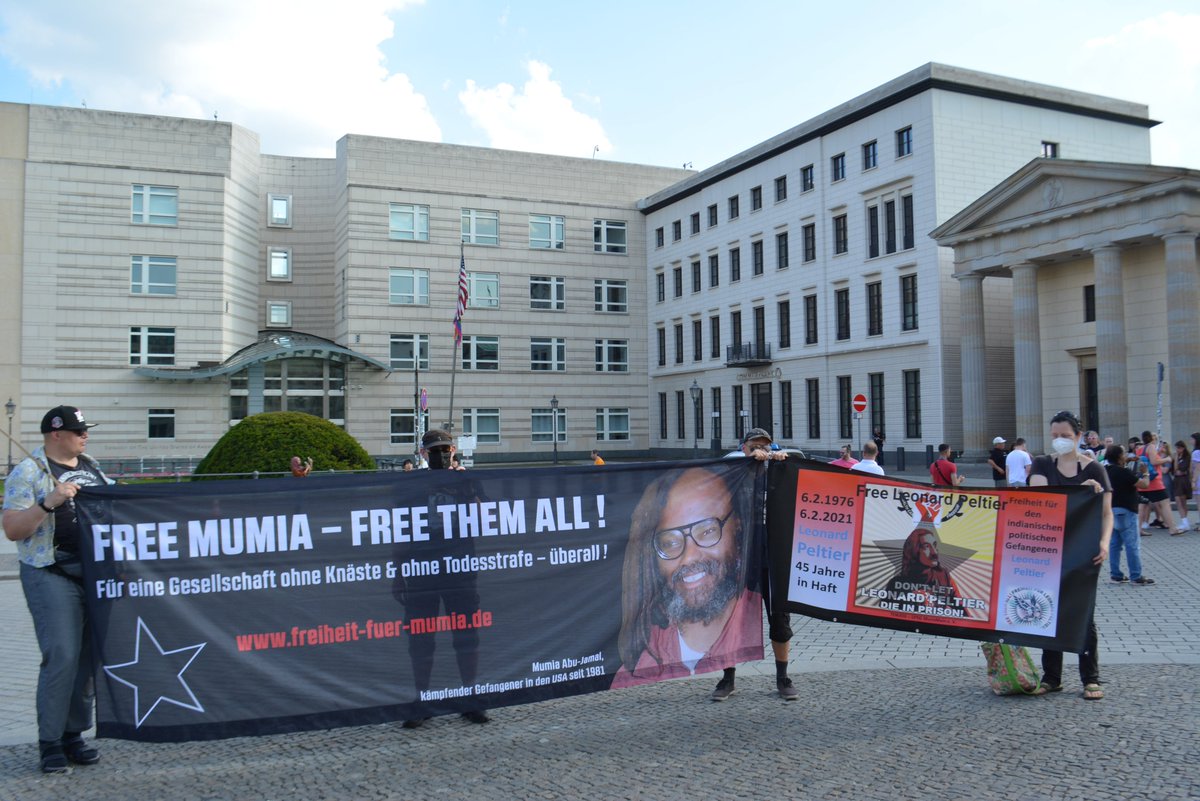 Free_Mumia's tweet photo. #40cities here infront of US Embassy Berlin: Free #Mumia - Free #LeonardPeltier - #FreeThemAll!
#LoveNotPhear https://t.co/LCtRjCFxJB