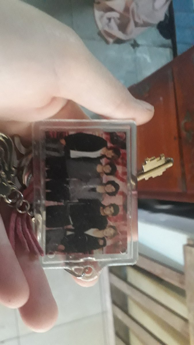 ZA1NBERRY's tweet photo. tengo un llavero de los chicos, yo? la más feliz ah https://t.co/mO2WXfBKyG