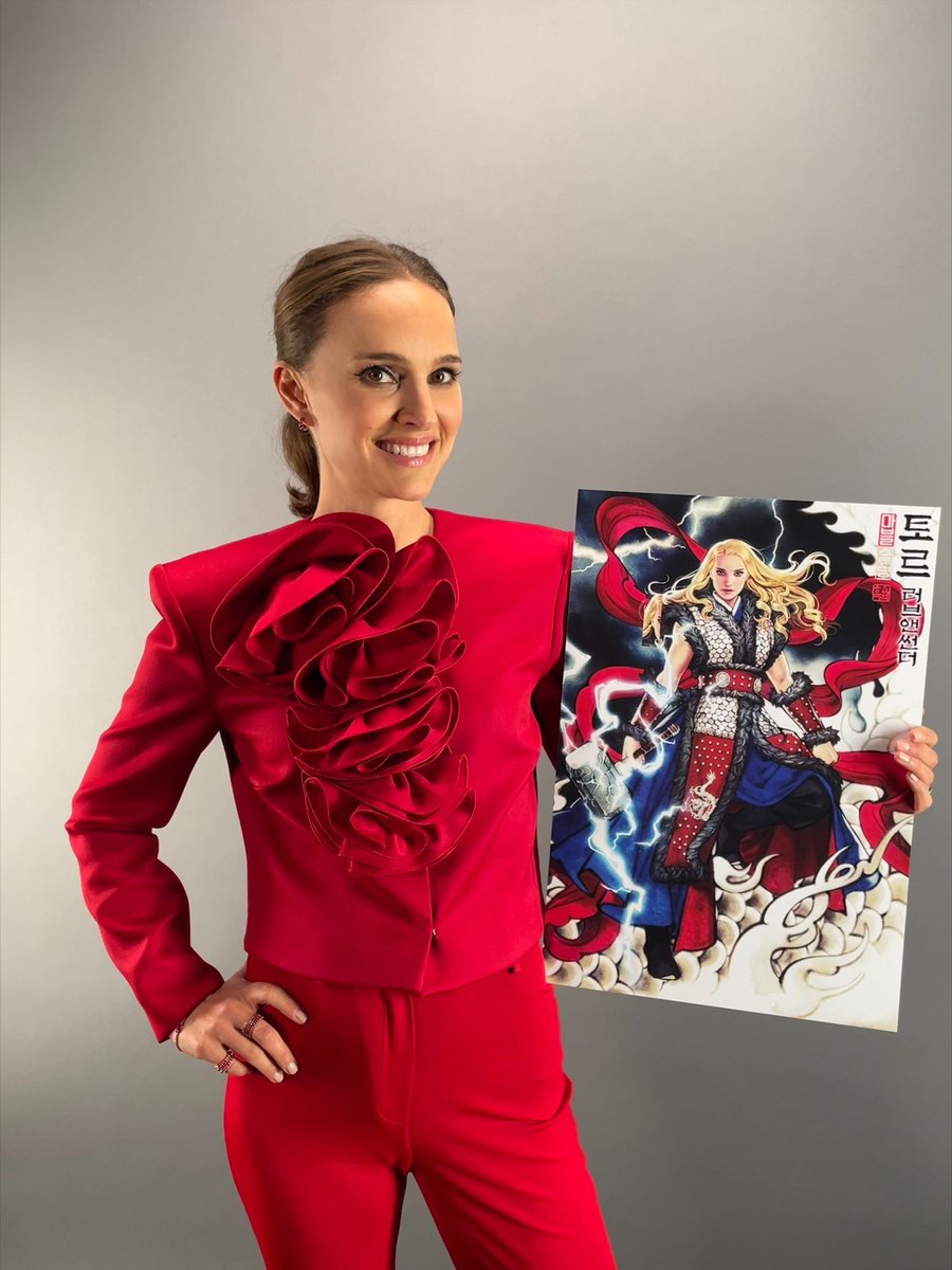 RT @nportmanonline: Natalie Portman posing with Mighty Thor art by Wooh Nayoung. https://t.co/QAk8vzHktI