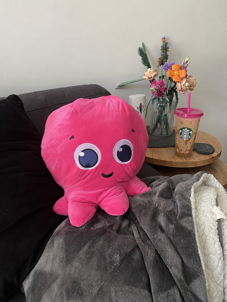_LucyCole_'s tweet photo. Constantine is kicking back on the sofa with his coffee, getting ready to join my on my adventures in my new job at @OctopusEnergy - I wonder if we could save the world together… https://t.co/Yo5sXWm5Zi